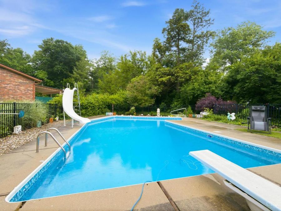 2056 Persimmon Court, Springfield Township, OH 45231 Photo 2