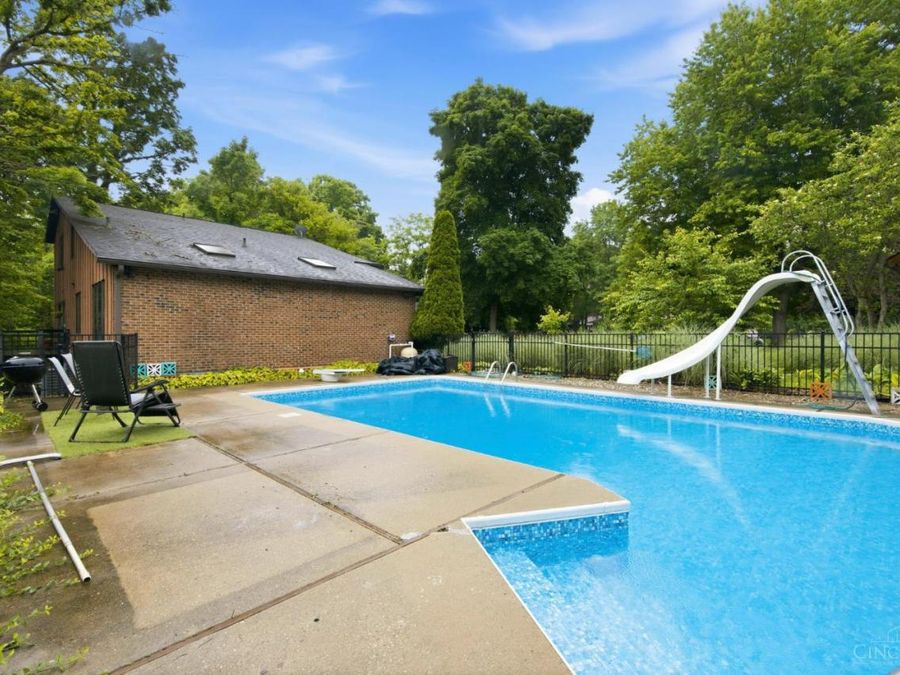 2056 Persimmon Court, Springfield Township, OH 45231 Photo 3