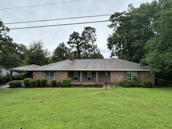 1106 Southeast, Hattiesburg, MS 39402