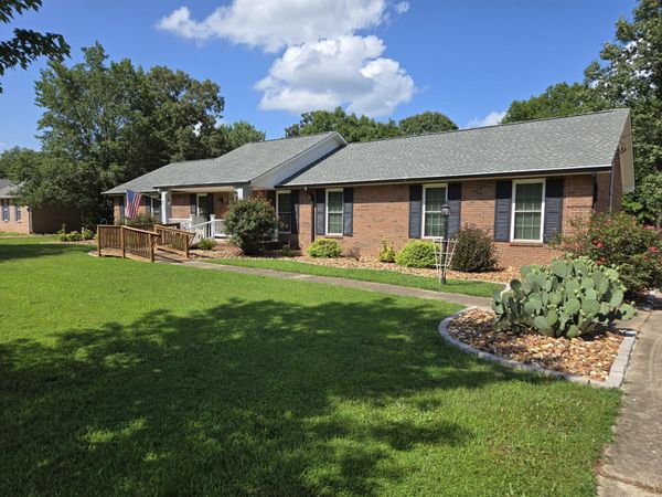 415 River Oaks Dr , New Johnsonville, TN 37134