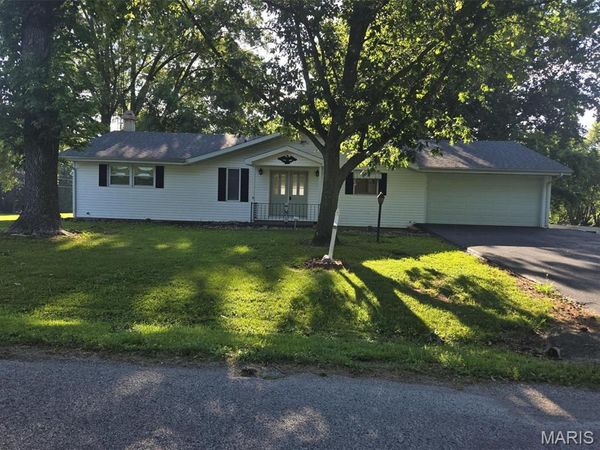 21104 4th Street , Carlyle, IL 62231