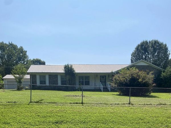 100 Treetop Trl , Lawrenceburg, TN 38464