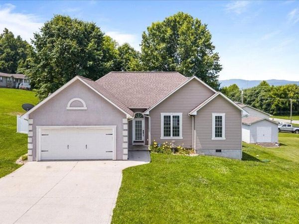108 S Burress Lane, Jacksboro, TN 37757