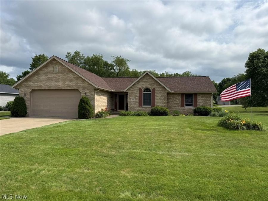 256 Clarence Drive SE, New Philadelphia, OH 44663 Photo 1