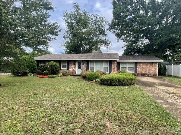 1977 Holiday Dr , Florence, AL 35630