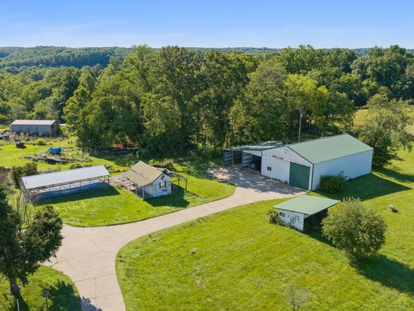 2165 Petty Rd , Charlotte, TN 37036