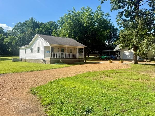 919 Memorial Dr , Paris, TN 38242
