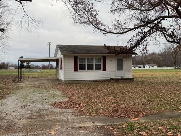 502 W Bond Avenue , Patoka, IL 62875