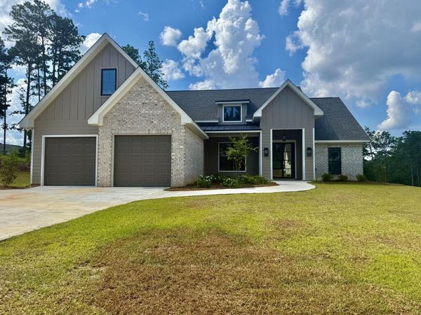 124 Brookhollow Blvd., Hattiesburg, MS 39402
