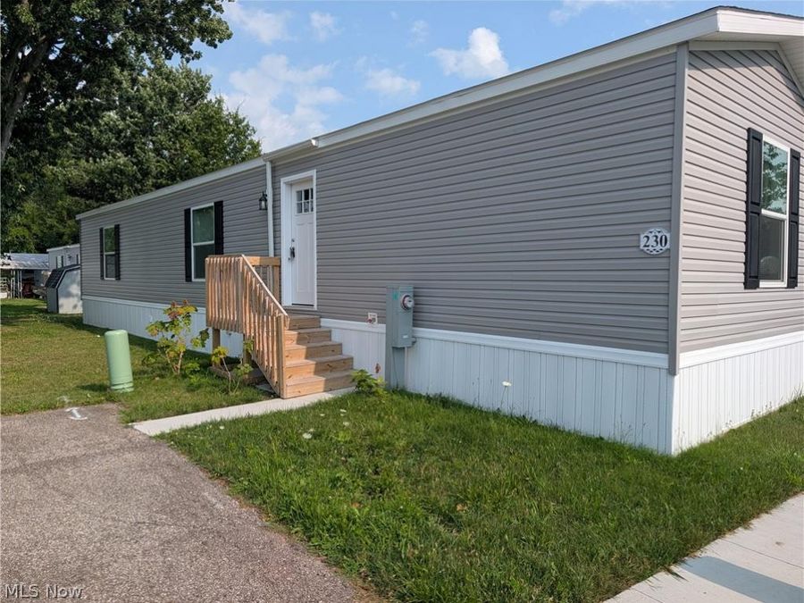 230 Edgecliff Circle W, Unit 47, Elyria, OH 44035 Photo 1