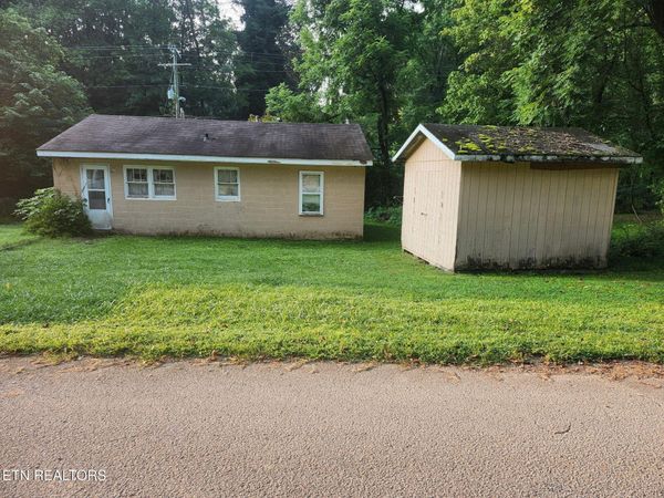 679 Hen Valley Rd , Oliver Springs, TN 37840