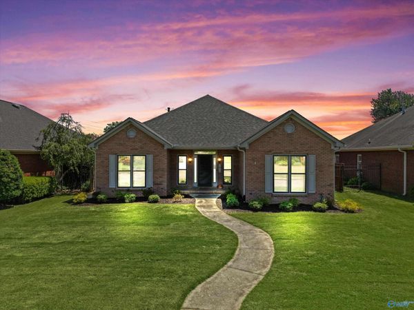 1010 Brookshire Lane SE, Decatur, AL 35601