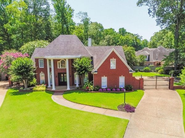 897 E SURREY OAKS CV E, Collierville, TN 38017