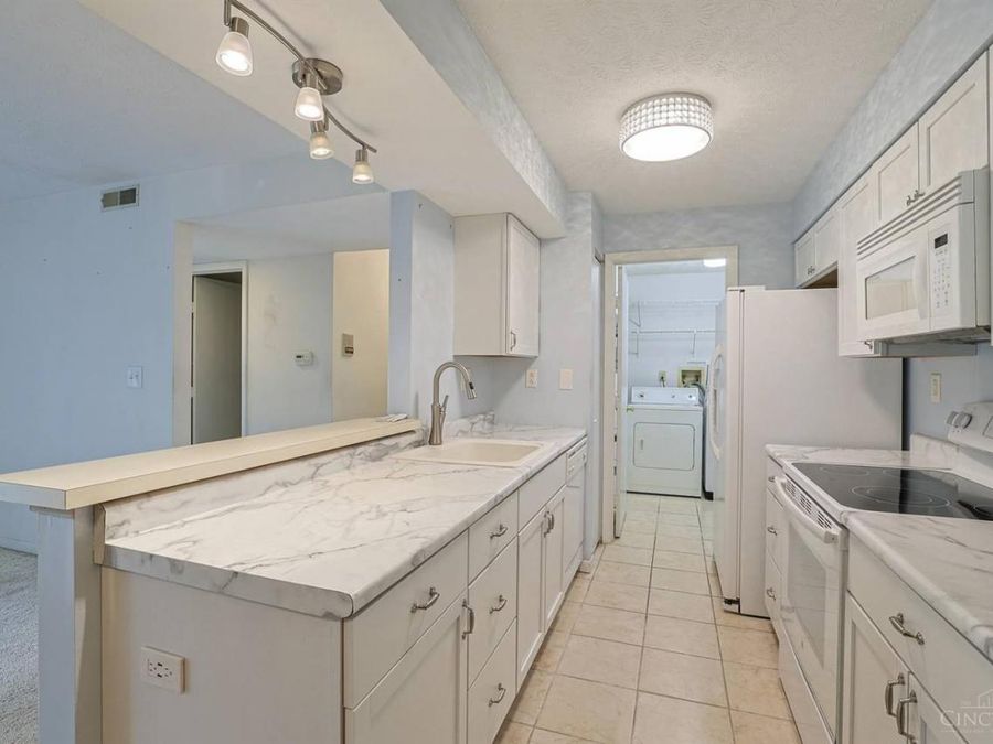 5984 Meadowcreek Drive, Unit 6, Miami Township, OH 45150 Photo 10