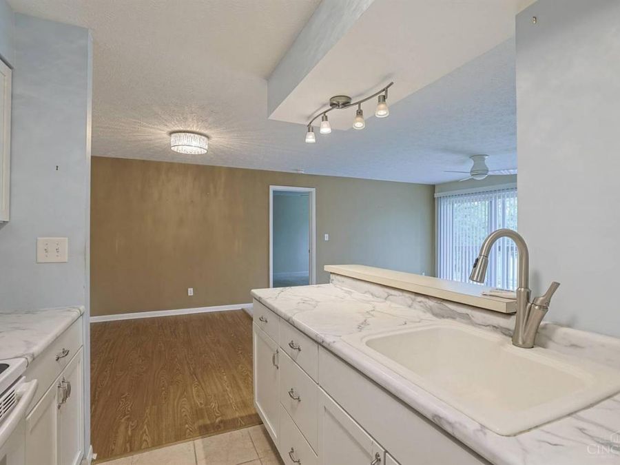5984 Meadowcreek Drive, Unit 6, Miami Township, OH 45150 Photo 12