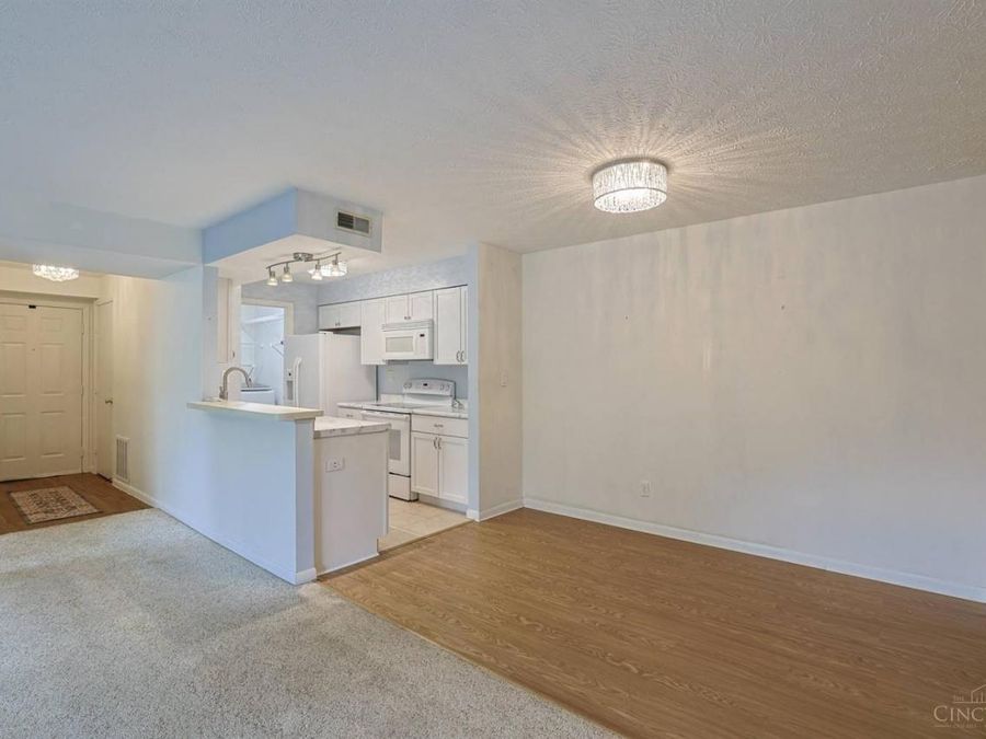 5984 Meadowcreek Drive, Unit 6, Miami Township, OH 45150 Photo 9