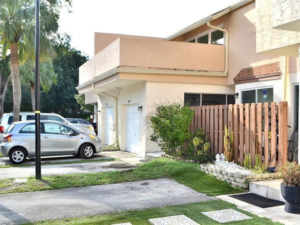 8237 NW 8th Court , Unit 4, Plantation, FL 33324
