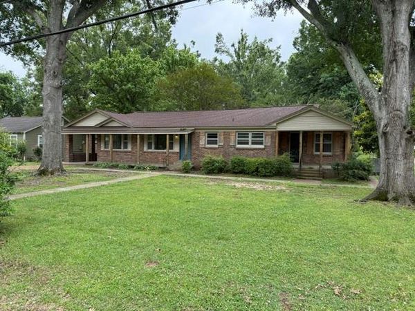 208 East St, Batesville, MS 38606