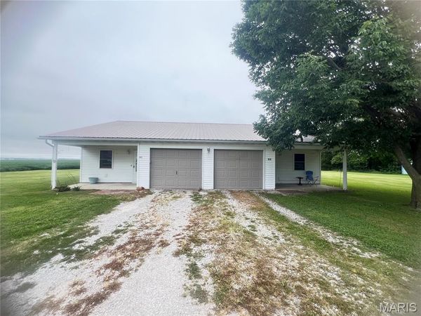 812 W Douglas Street , New Douglas, IL 62074