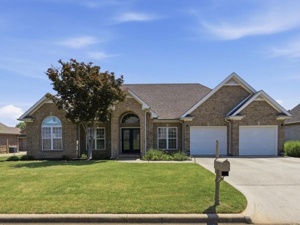 135 Wynchase Dr, Muscle Shoals, AL 35661