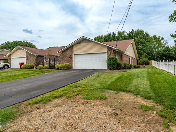 1032 Estate Drive Drive, Unit 2, Johnson City, TN 37604