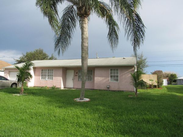 2557 SE ROBIN Circle , Port St. Lucie, FL 34952