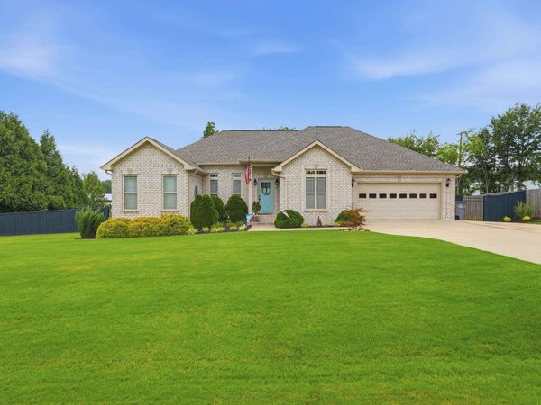 70 Villagewood Dr, Killen, AL 35645
