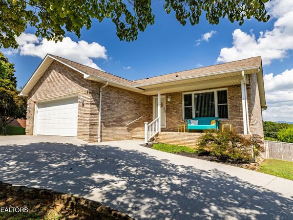 912 Saint Johns Drive , Maryville, TN 37801