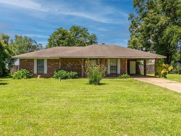 202 Gay St, Batesville, MS 38606