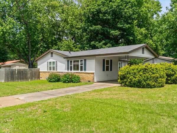 907 Merritt , Searcy, AR 72143