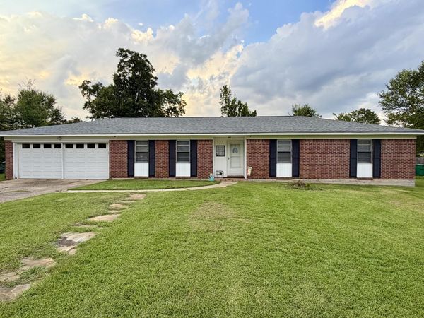601 Ogilsvie St., Petal, MS 39465
