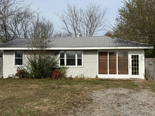 1025 Smith Ave , Hohenwald, TN 38462