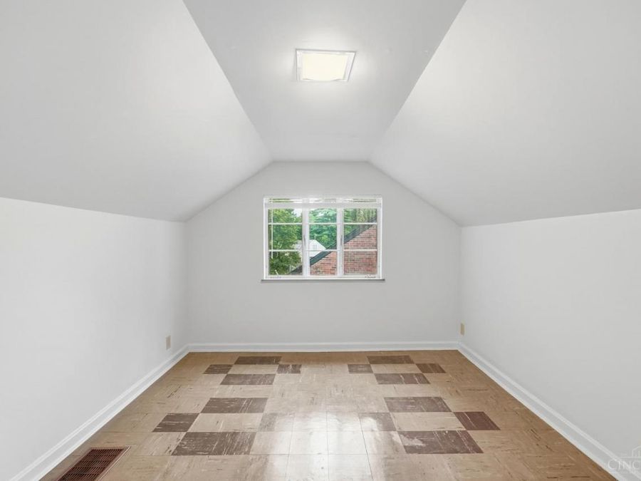 3783 S Broadlawn Circle, Silverton, OH 45236 Photo 21