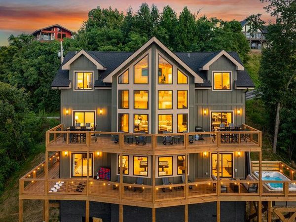 829 S Piney Butt Loop, Gatlinburg, TN 37738