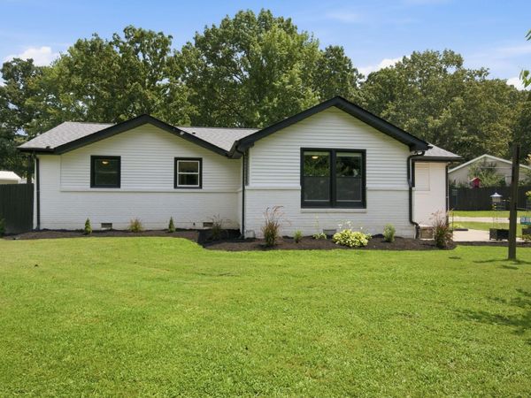101 Hickory Dr , Dickson, TN 37055