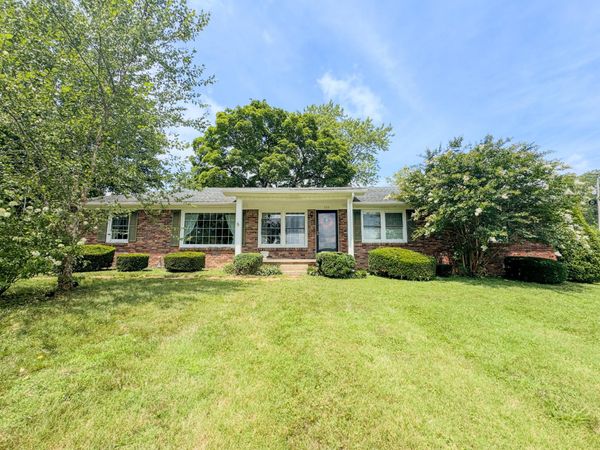 830 Royal Elm Cir , Hartsville, TN 37074