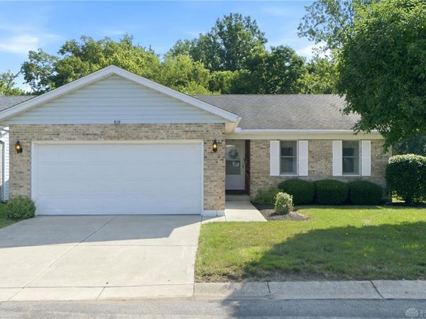 819 Spring Lake Circle, Enon Vlg, OH 45323