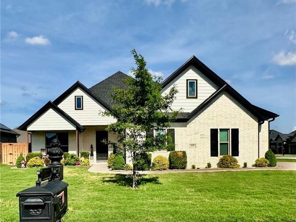 690 Malbec Road , Tontitown, AR 72762