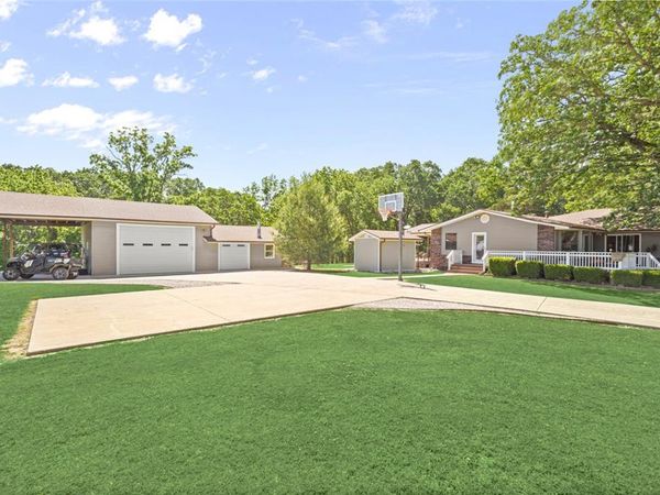 11086 Roman Road , Bentonville, AR 72712