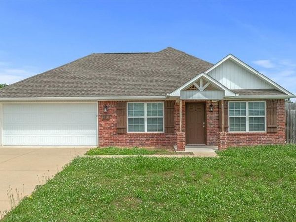 824 Brook Street , Gentry, AR 72734