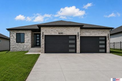 9241 Castle Pine Drive, Lincoln, NE 68516