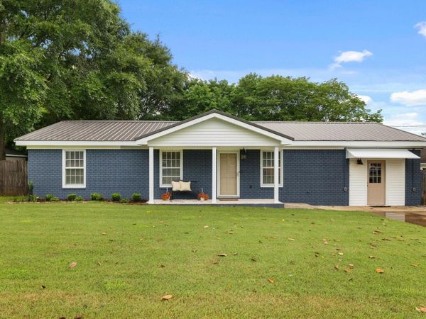 1306 Calhoun St, Tuscumbia, AL 35674