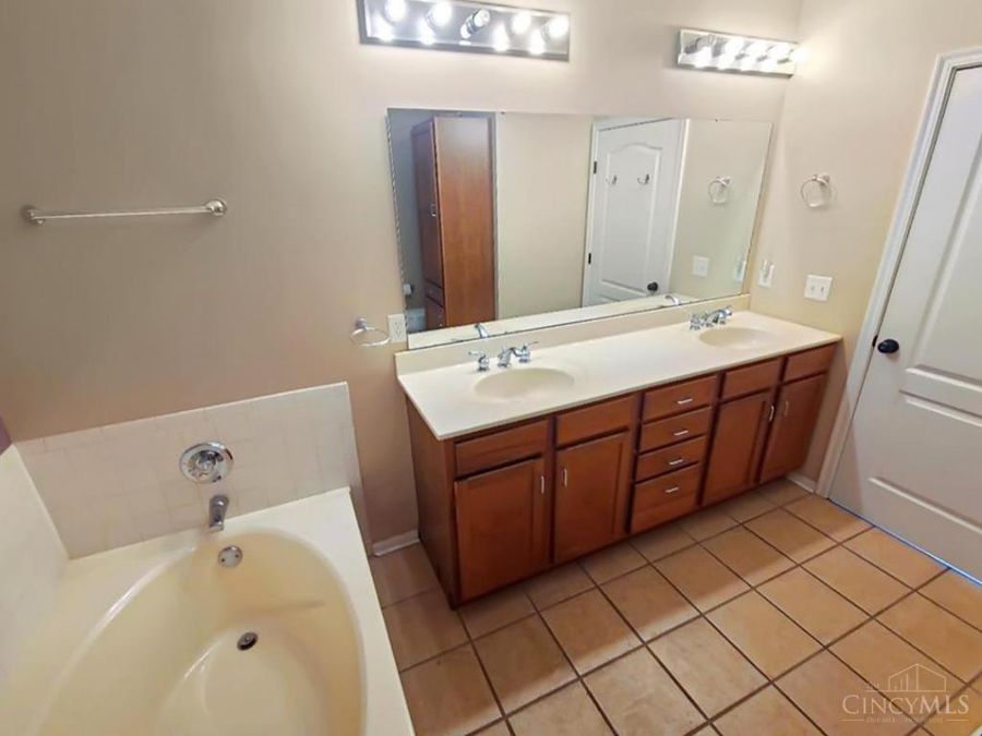 7874 Gapstow Bridge, Springfield Township, OH 45231 Photo 17
