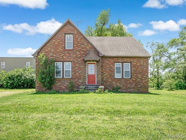 1526 W Saint Louis Street , Nashville, IL 62263
