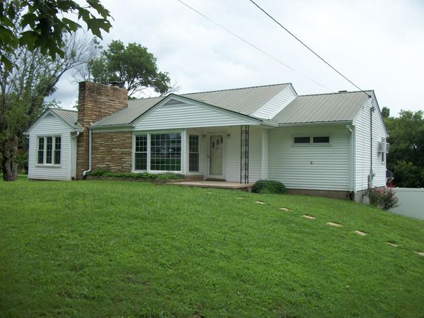 325 Murfreesboro Rd , Woodbury, TN 37190