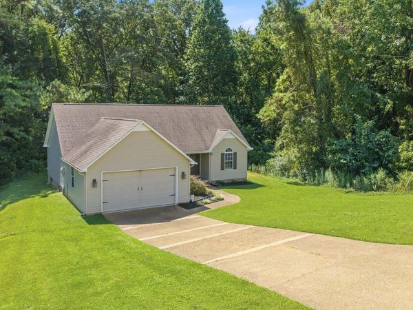 44 STONEHEDGE DR, Lexington, TN 38351
