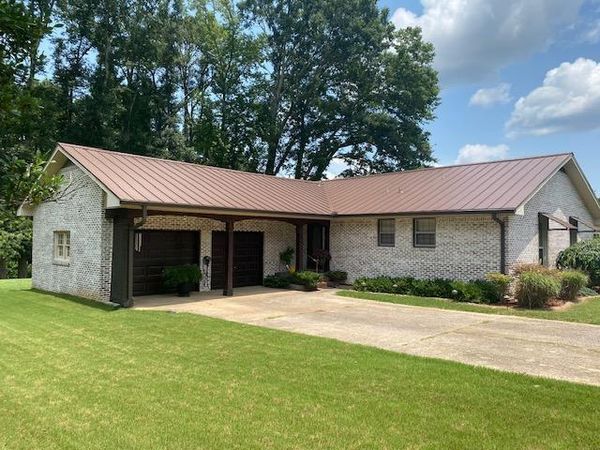802 Rebel Dr, Tuscumbia, AL 35674