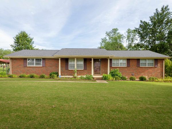 1006 Hemlock St, Tuscumbia, AL 35674