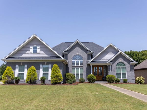 1001 Garrett Ln, Florence, AL 35633