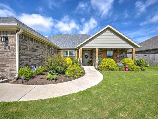 951 Trailwood Street , Tontitown, AR 72762